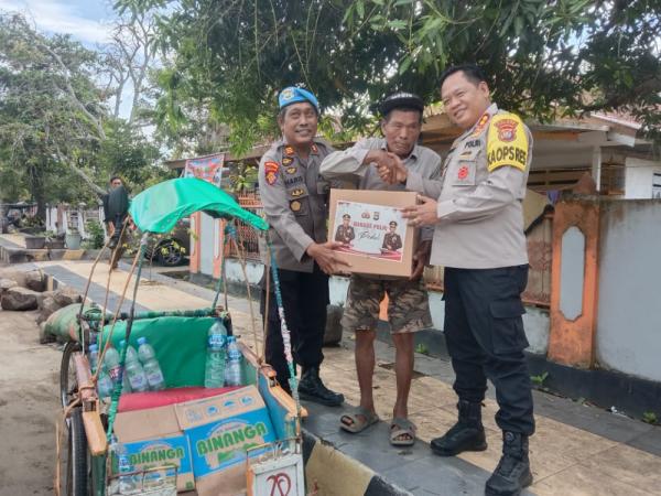 Jumat Berkah, Polres Polman Berikan Senyum Pada Penarik Becak