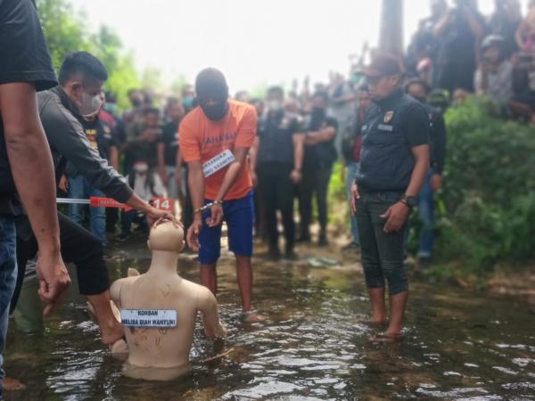Rekonstruksi Pembunuhan Wanita yang Ditemukan di Pinggir Sungai, Tersangka Peragakan 20 Adegan