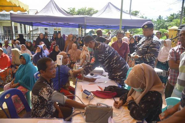 TNI AL Lanal Lhokseumawe Beri Pengobatan Gratis dan Sembako Bagi Warga Pesisir