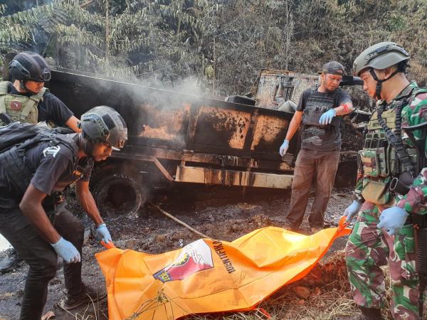 Aparat Gabungan TNI POLRI Berhasil Evakuasi Empat Jenazah Korban Pembantaian Keji KSTB