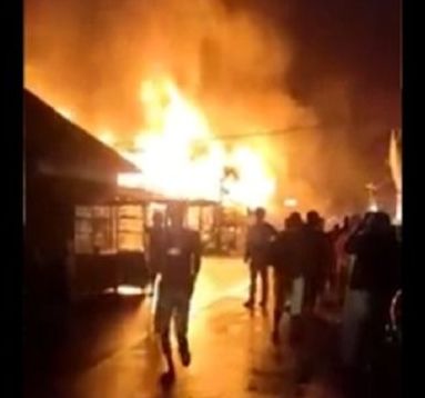 Akibat Diguncang Gempa M6,0 di Tapanuli Utara Puluhan Kios di Pasar Sarulla Terbakar