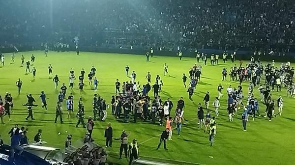 Polisi Diduga Langgar Aturan FIFA saat Tembakan Gas Air Mata di Dalam Stadion Kanjuruhan