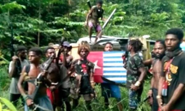 Miris! Viral Video KKB Sejumlah Remaja Tenteng Senjata Serang Pekerja Jalan Trans Papua