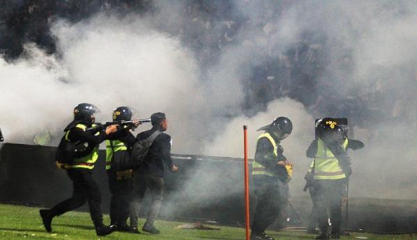 Waduh! Sudah Dilarang FIFA Tidak Ada Gas Air Mata di Stadion, Kenapa Polisi Malah Menembakkan?