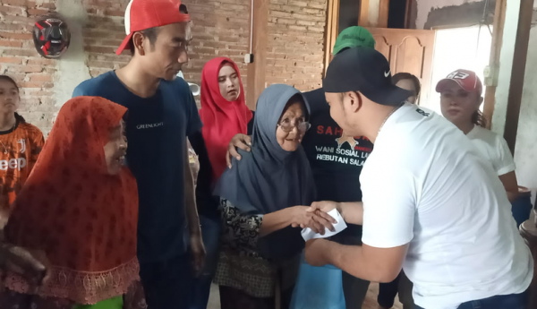 Sahabat Dangkel Berbagi Paket Sembako bantu Warga Miskin