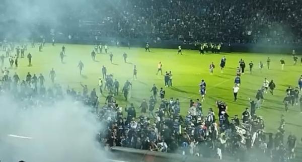 Akibat Tembakkan Gas Air Mata di Kerusuhan Stadion Kanjuruan, Indonesia Diambang Sanksi FiFA