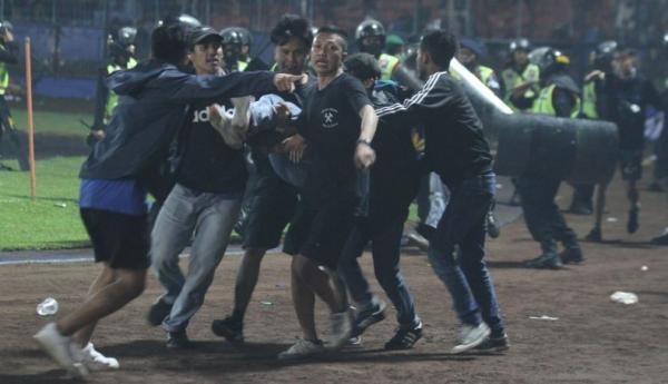 Kerusuhan di Stadion Kanjuruhan Tewaskan 127 Orang