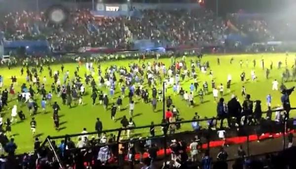 Kerusuhan di Stadion Kanjuruhan Usai Laga Arema FC vs Persebaya Akibatkan Ratusan Orang Tewas