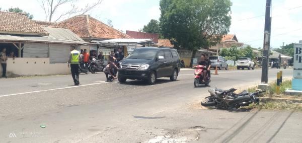 Hendak Menyalip, Motor Tertabrak Mobil di Jalan Lintas Blambangan Umpu
