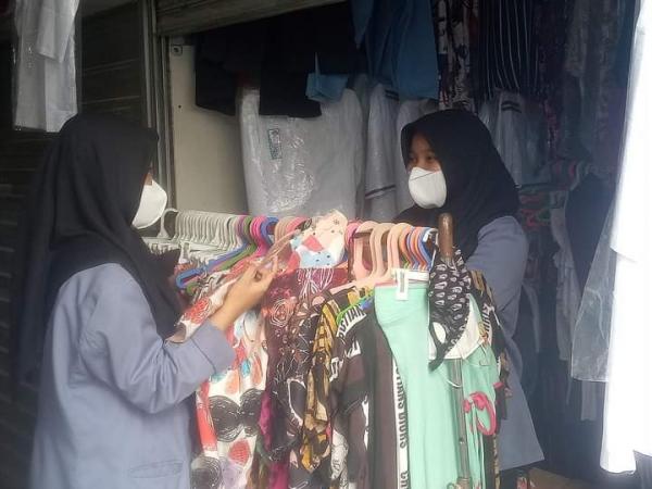 Meski Harga BBM Tengah Naik, Penjaja Daster di Pasar Kalideres Tetap Diburu Masyarakat