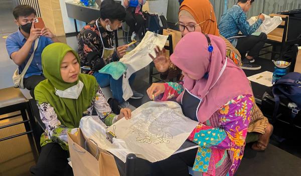 Hari Batik, Artotel Ts Suites Surabaya Ajak Anak Berkebutuhan Khusus Belajar Batik