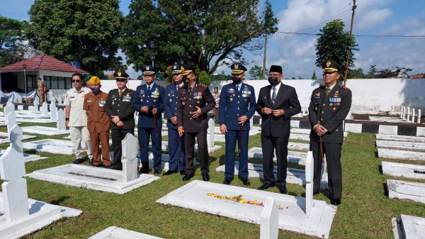 HUT Ke-77 TNI,  Kodim 0612 dan Brigif 13 Galuh serta TNI AU Lanud Wiriadinata Ziarah ke TMP