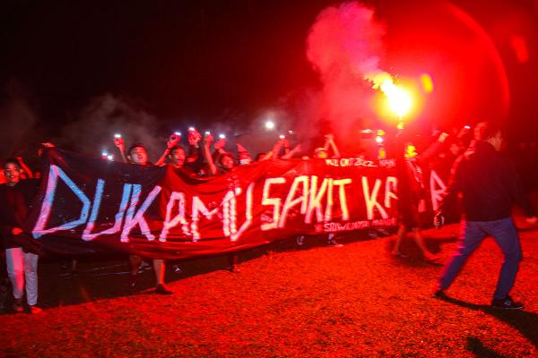 Doa Solidaritas Suporter Sriwijaya FC untuk Aremania dan Korban Tragedi Stadion Kanjuruhan Malang