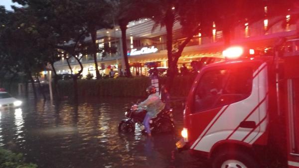 Jalan Kemang Raya Jaksel Ditutup Akibat Banjir, Pengendara Diminta Putar Balik