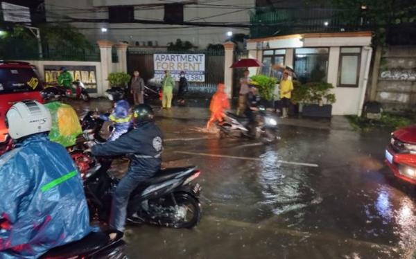 Sejumlah Kendaran Mogok Gegara Nekat Terobos Banjir di Jalan Benda Bawah Jaksel