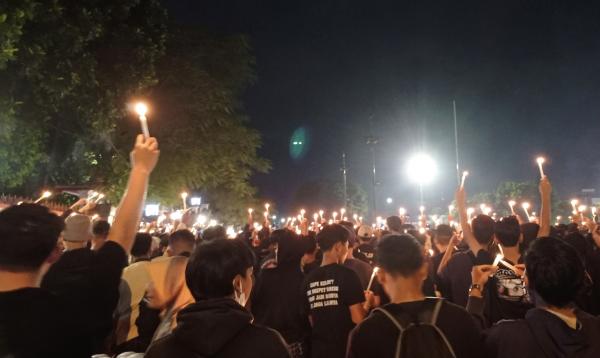 Hormati Korban Insiden Kanjuruhan, Ultras Garuda Banyumas Raya Lakukan Aksi 1000 Lilin
