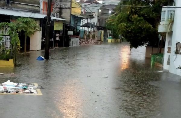 Banjir 60 Sentimeter Genangi Perumahan Dosen IKIP di Jatiasih Bekasi