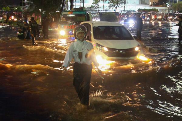 Momen Derita Warga Palembang Terjebak Banjir, Usai Didera Dua Jam Hujan Deras