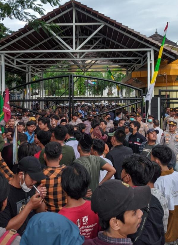 Geruduk Kantor DPRD,  Kumala Tuding 22 Tahun Banten Gini-gini Aja!