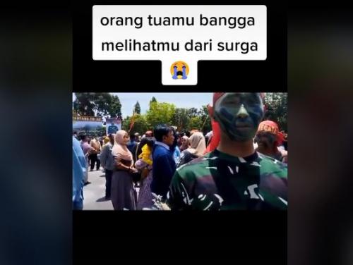 Seorang Prajurit TNI AD Menahan Tangis Tanpa Ditemani Kedua Orang Tua, Ada Apa ?