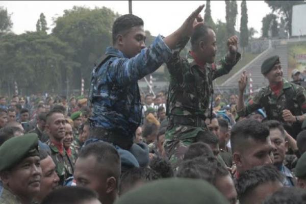 Syahdu, HUT ke-77 TNI Serempak Nyanyi Bareng Lagu Ojo Dibandingke di Lapangan Kodam IV Semarang