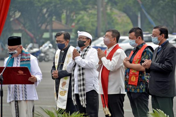 Tragedi Berdarah Kanjuruhan, Pemuka Agama Hingga Prajurit TNI Tundukkan Kepala
