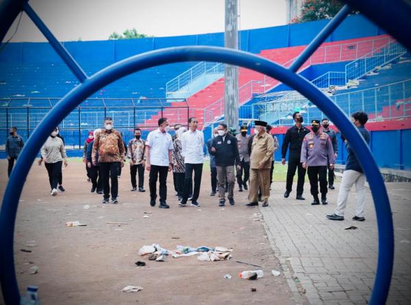 Tinjau Stadion Kanjuruhan, Presiden Jokowi Sebut Sepakbola Indonesia Perlu Evaluasi Total