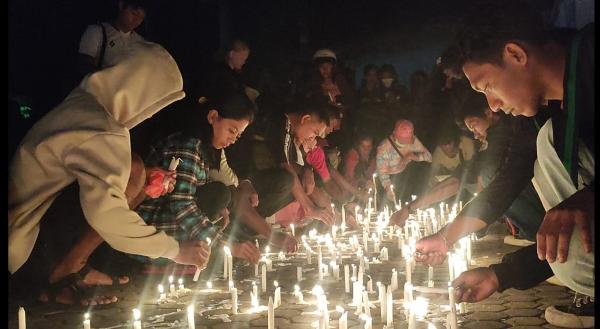 Ratusan Warga Sikka Gelar Aksi 1.000 Lilin untuk Korban Insiden di Stadion Kanjuruhan Malang