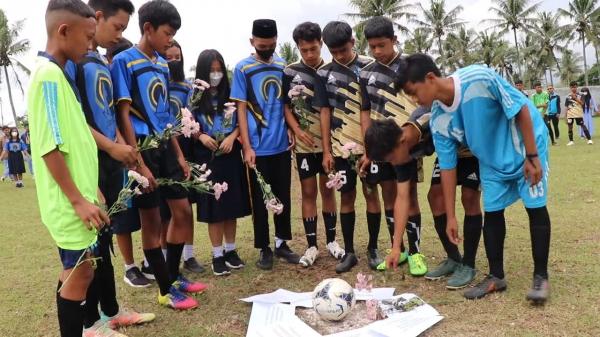 Liga Sepak Bola MTS/SMP se Temanggung Dibuka Dengan Doa Bersama dan Tabur Bunga