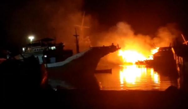 Waduh Kapal Nelayan Mendadak Terbakar saat Berlabuh Hebohkan Warga Sikka NTT