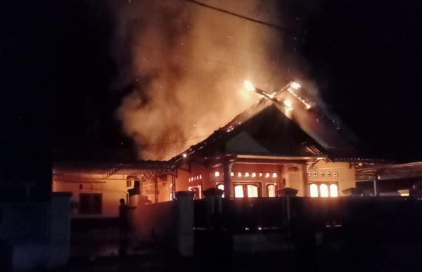Rumah Kades di Labuan Pandeglang Ludes Terbakar, Kerugian Capai Ratusan Juta