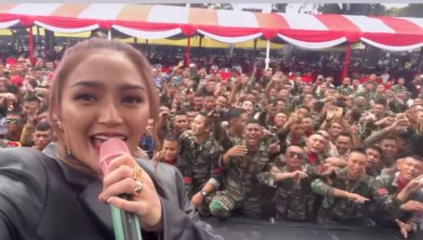 Siti Badriah Goyang Kodam VI Mulawarman Kaltim, Meriahkan HUT TNI ke-77