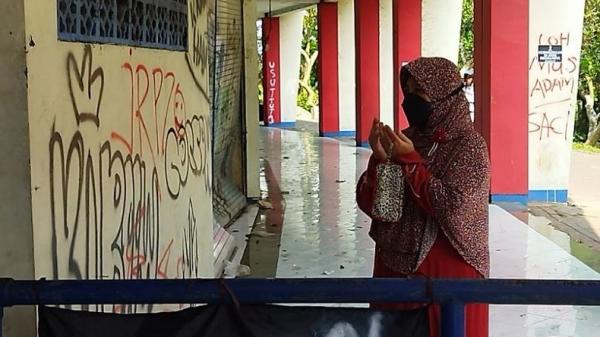 Pintu 13 Stadion Kanjuruhan jadi Kuburan Maut, Sisakan Cerita Pilu Bertabur Bunga Duka Cita