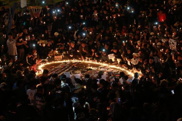 Doa Untuk Korban Tragedi Kanjuruhan, Ratusan Suporter Sepak Bola Padati Stadion Karangbirahi