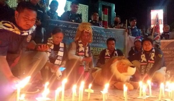 Aksi Simpati Untuk Korban di Stadion Kanjuruhan, Pecinta Bola Kota Kupang Gelar Doa Bersama