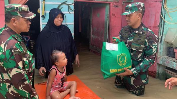 Dandim 0103/Aceh Utara Salurkan Langsung Bantuan Sembako Korban Banjir