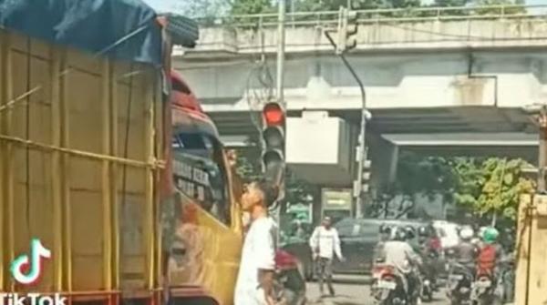 Viral Aksi Premanisme Di Jembatan Tiga Sopir Truk Dipalak