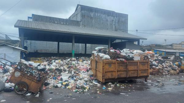 Tumpukan Sampah Di Tps Pasar Lama Mayasari Plaza Meluber Ke Jalan Dampak Antrean Truk Sampah Ke Tpa 