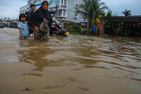 Dampak Hujan Deras, Ini Penampakan Aktivitas Warga Palembang Terjebak Banjir