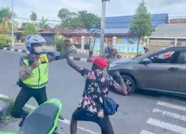 Emosi ditegur Tak Gunakan Helm, Seorang Pria di Manokwari Serang Anggota Polantas