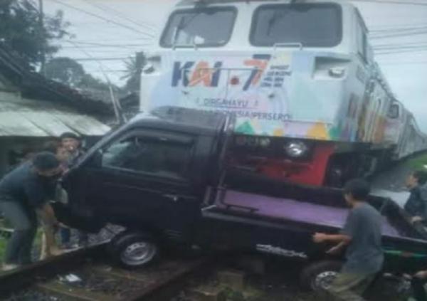 Mesin Mobil Mati di Tengah Rel, KA Bogor-Sukabumi Tabrak Pikap di Karangtengah Sukabumi