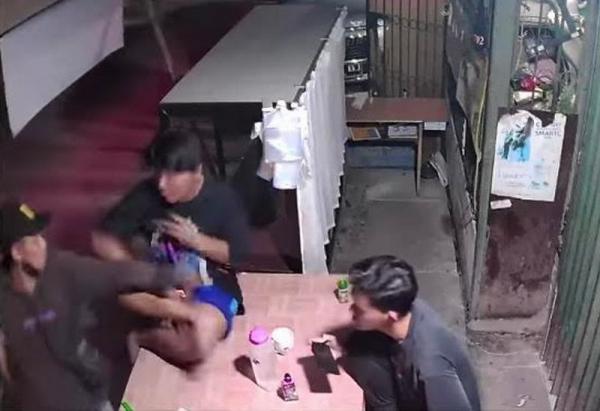 Dua Remaja di Bekasi Diserang Begal Bercelurit saat Asyik Nongkrong di Depan Ruko