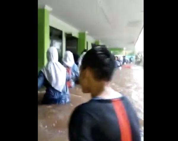 Hujan Deras Sebabkan Bangunan MTs19 di Cilandak Roboh, Diduga Ada Korban Jiwa