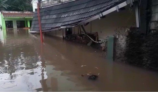Breaking News! Diterjang Banjir Tembok Pondok Labu Roboh 3 Orang Tewas
