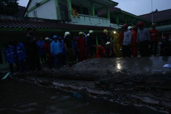 Tembok Roboh Diterjang Banjir, 3 Siswa MTs Cilandak Tewas Tertimpa Bangunan