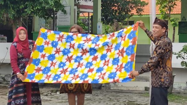 Lestarikan Budaya, Ratusan Siswa SD di Gresik Hasilkan kreasi Batik Motif Ikat  Celup