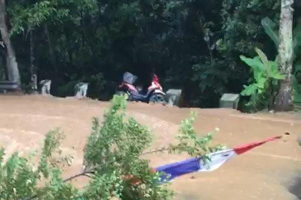Pemotor di Ciamis Terjatuh dan Hanyut Terbawa Banjir ke Aliran Sungai, Motornya Tersangkut Tembok