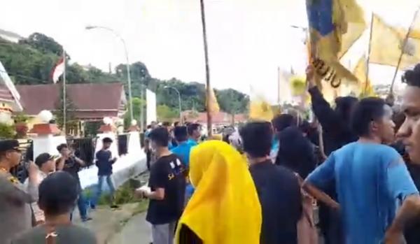Gelombang Unjuk Rasa Kedua Kalinya dalam Sehari, Mahasiswa Demo Pj Gubernur Sulbar