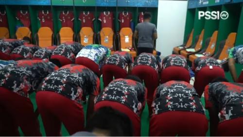 Jelang Pertandingan, Timnas U-17 Selalu Sholat Berjamaah , Netizen: Takjub !