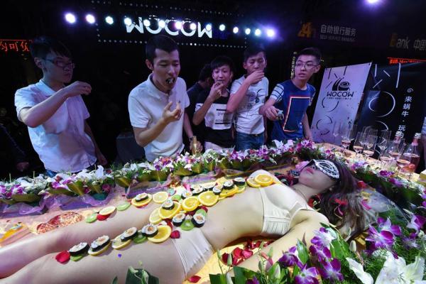 Unik, Tradisi Nyotaimori, Makanan yang Disajikan di Atas Tubuh Wanita Berbaring Tanpa Busana